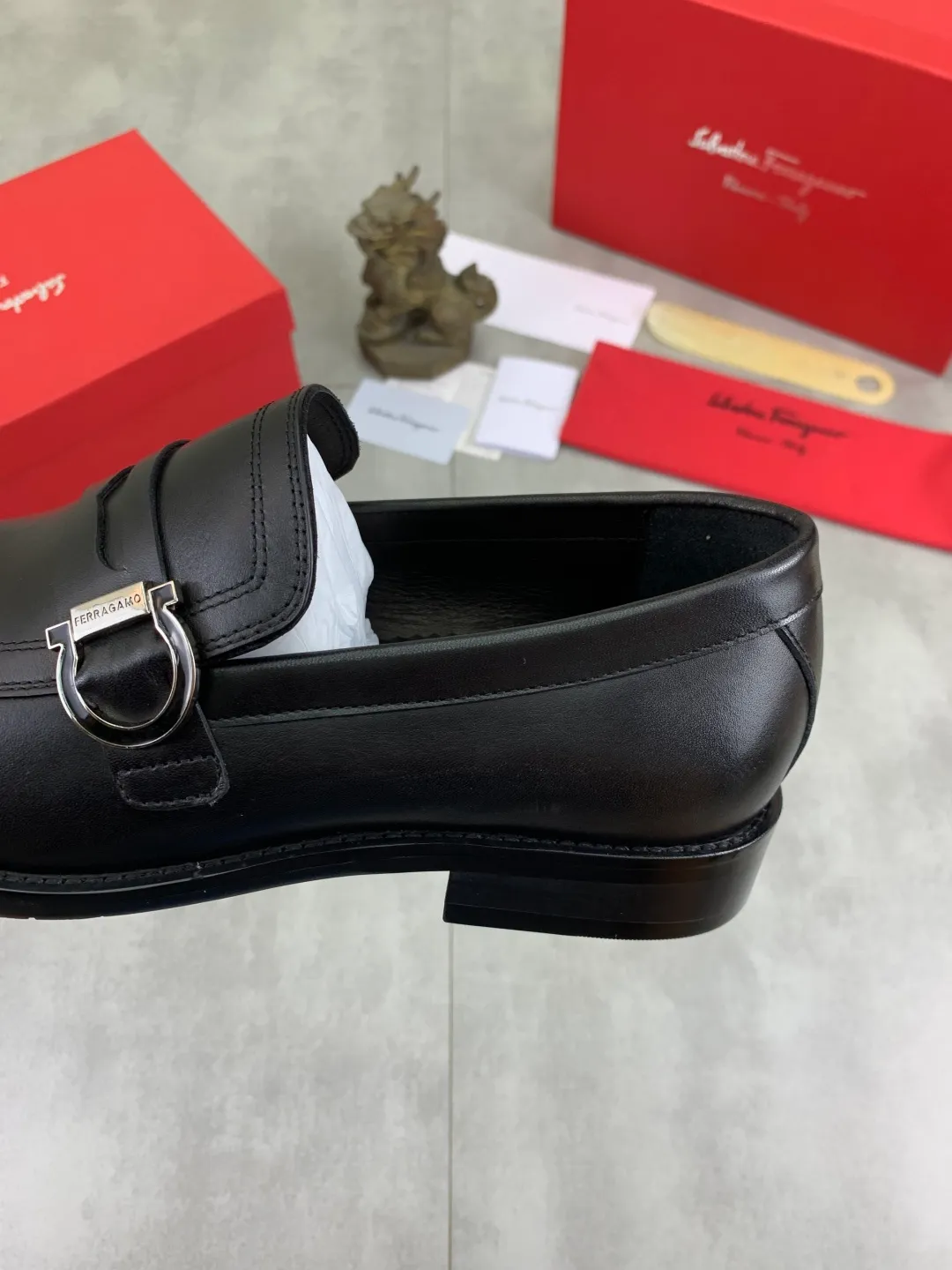 Men's Men's Shoes 💰P562💰[New Style] Water-dyed Niuli 🆘[Salvatore Ferragamo] Ferragamo's latest casual business leather shoes for men! Listed simultaneously! The fabric is made of specially imported original pebbled calfskin, and the lining is made of imported water-dyed cowhide. It is absolutely luxurious and leads the fashion trend. Matching code: 38-44 (45 and 46 can be customized) Black, brown and burgundy colors available